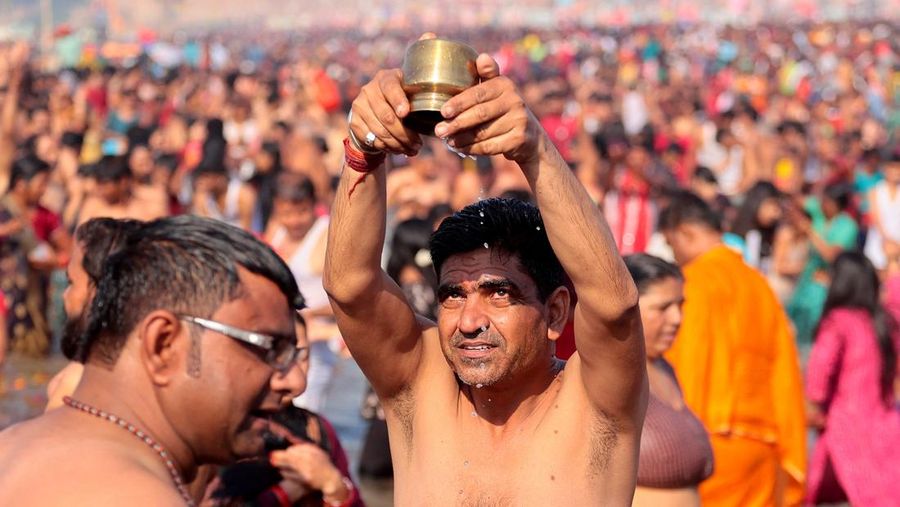 Umat ​​Hindu berkumpul untuk berendam di Sangam, pertemuan sungai Gangga dan Yamuna dengan sungai Saraswati yang tak terlihat, untuk memperingati Maghi Purnima, salah satu hari suci selama 