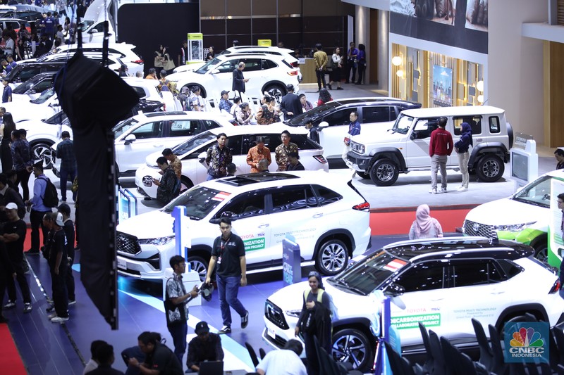 Suasana pameran di ajang Indonesia International Motor Show (IIMS) 2025 yang berlangsung di Ji-Expo Kemayoran, Kamis (13/2/2025). (CNBC Indonesia/Tri Susilo)