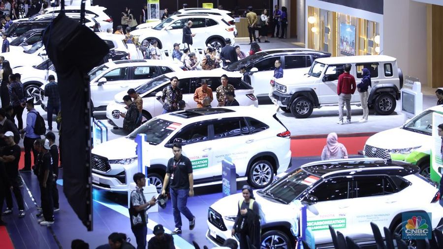 Suasana pameran di ajang Indonesia International Motor Show (IIMS) 2025 yang berlangsung di Ji-Expo Kemayoran, Kamis (13/2/2025). (CNBC Indonesia/Tri Susilo)