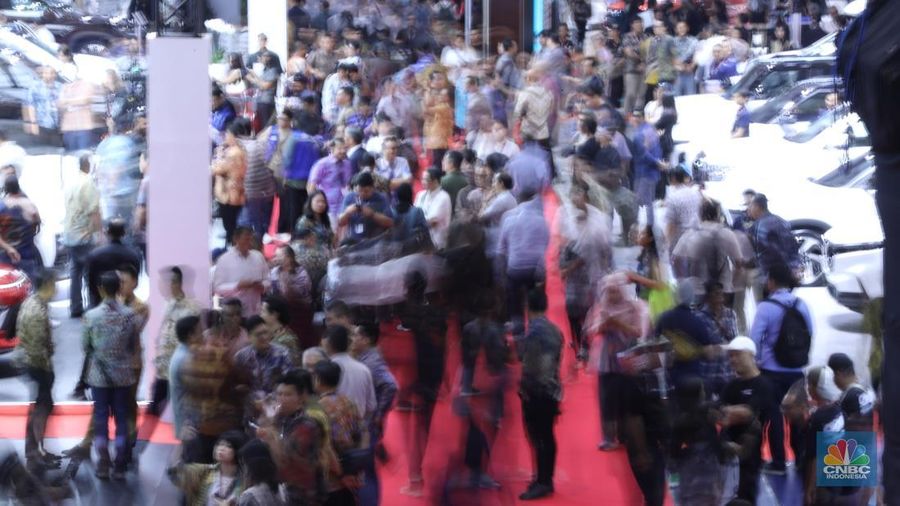 Suasana pameran di ajang Indonesia International Motor Show (IIMS) 2025 yang berlangsung di Ji-Expo Kemayoran, Kamis (13/2/2025). (CNBC Indonesia/Tri Susilo)