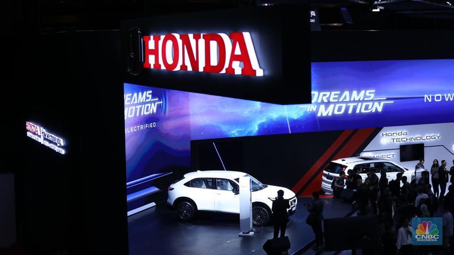 Suasana pameran di ajang Indonesia International Motor Show (IIMS) 2025 yang berlangsung di Ji-Expo Kemayoran, Kamis (13/2/2025). (CNBC Indonesia/Tri Susilo) Suasana pameran di ajang Indonesia International Motor Show (IIMS) 2025 yang berlangsung di Ji-Expo Kemayoran, Kamis (13/2/2025). (CNBC Indonesia/Tri Susilo)