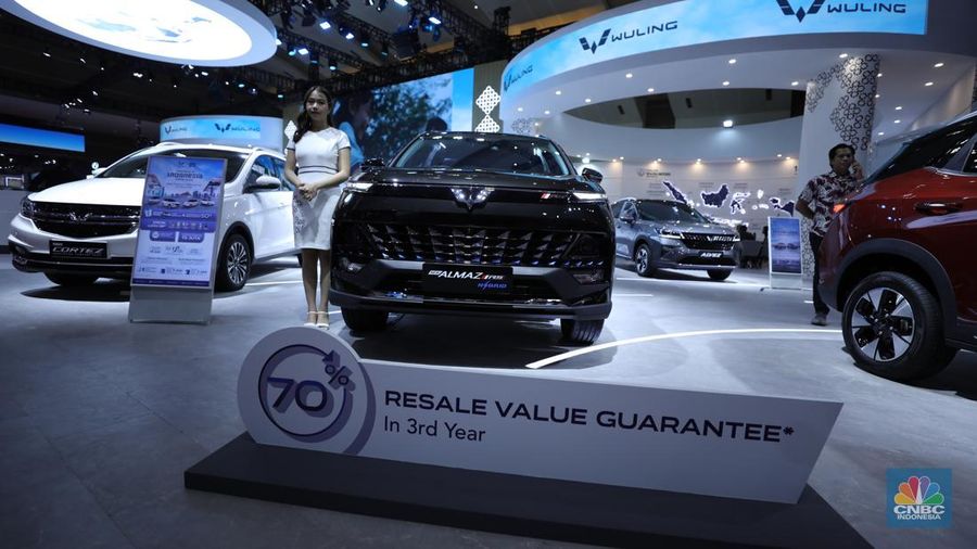 Suasana pameran di ajang Indonesia International Motor Show (IIMS) 2025 yang berlangsung di Ji-Expo Kemayoran, Kamis (13/2/2025). (CNBC Indonesia/Tri Susilo)