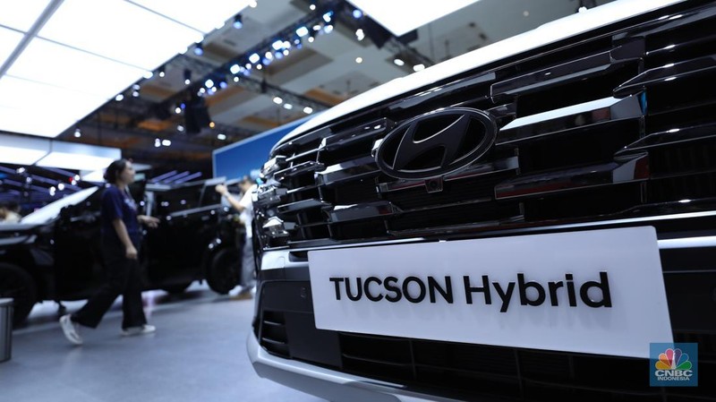 Suasana pameran di ajang Indonesia International Motor Show (IIMS) 2025 yang berlangsung di Ji-Expo Kemayoran, Kamis (13/2/2025). (CNBC Indonesia/Tri Susilo)
