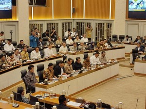 Bahas Anggaran Dipangkas, 3 Menteri Prabowo Rapat Malam di DPR