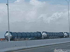 Kala 4 Truk Jumbo Terjebak di Tol Klaten