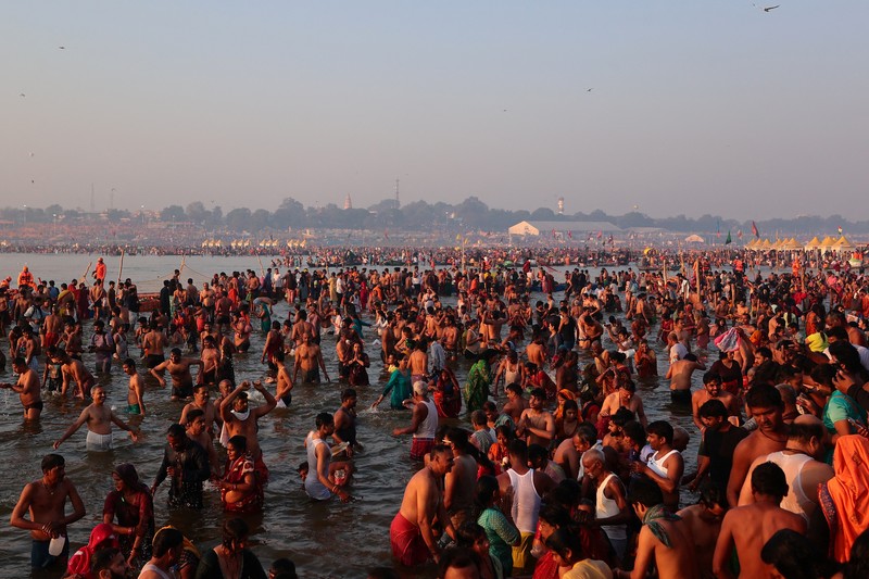 Umat ​​Hindu berkumpul untuk berendam di Sangam, pertemuan sungai Gangga dan Yamuna dengan sungai Saraswati yang tak terlihat, untuk memperingati Maghi Purnima, salah satu hari suci selama 
