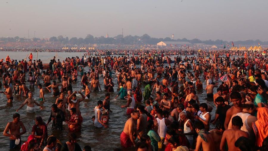 Umat ​​Hindu berkumpul untuk berendam di Sangam, pertemuan sungai Gangga dan Yamuna dengan sungai Saraswati yang tak terlihat, untuk memperingati Maghi Purnima, salah satu hari suci selama 