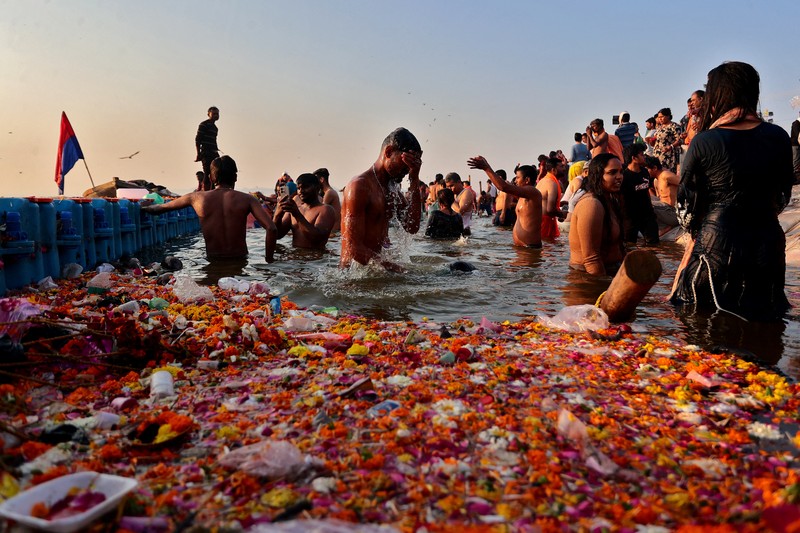 Umat Hindu berkumpul untuk berendam di Sangam, pertemuan sungai Gangga dan Yamuna dengan sungai Saraswati yang tak terlihat, untuk memperingati Maghi Purnima, salah satu hari suci selama Umat Hindu berkumpul untuk berendam di Sangam, pertemuan sungai Gangga dan Yamuna dengan sungai Saraswati yang tak terlihat, untuk memperingati Maghi Purnima, salah satu hari suci selama