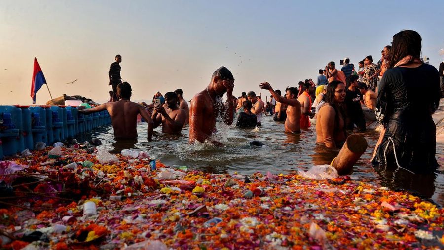 Umat ​​Hindu berkumpul untuk berendam di Sangam, pertemuan sungai Gangga dan Yamuna dengan sungai Saraswati yang tak terlihat, untuk memperingati Maghi Purnima, salah satu hari suci selama 