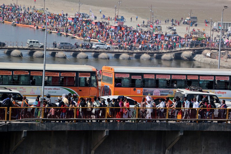 Umat Hindu berkumpul untuk berendam di Sangam, pertemuan sungai Gangga dan Yamuna dengan sungai Saraswati yang tak terlihat, untuk memperingati Maghi Purnima, salah satu hari suci selama Umat Hindu berkumpul untuk berendam di Sangam, pertemuan sungai Gangga dan Yamuna dengan sungai Saraswati yang tak terlihat, untuk memperingati Maghi Purnima, salah satu hari suci selama