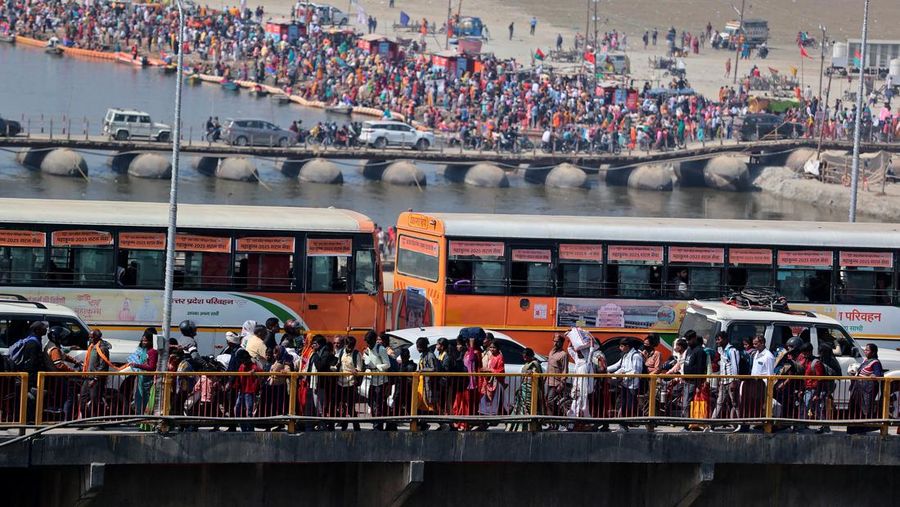 Umat ​​Hindu berkumpul untuk berendam di Sangam, pertemuan sungai Gangga dan Yamuna dengan sungai Saraswati yang tak terlihat, untuk memperingati Maghi Purnima, salah satu hari suci selama 