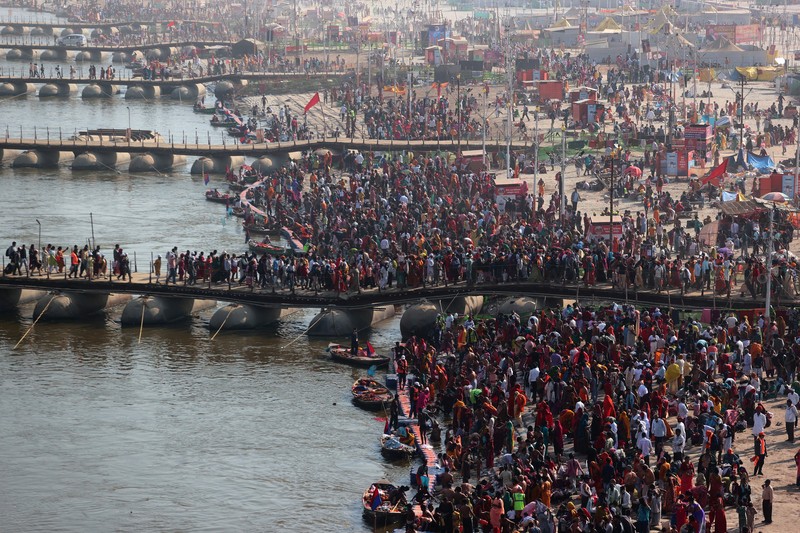Umat ​​Hindu berkumpul untuk berendam di Sangam, pertemuan sungai Gangga dan Yamuna dengan sungai Saraswati yang tak terlihat, untuk memperingati Maghi Purnima, salah satu hari suci selama 