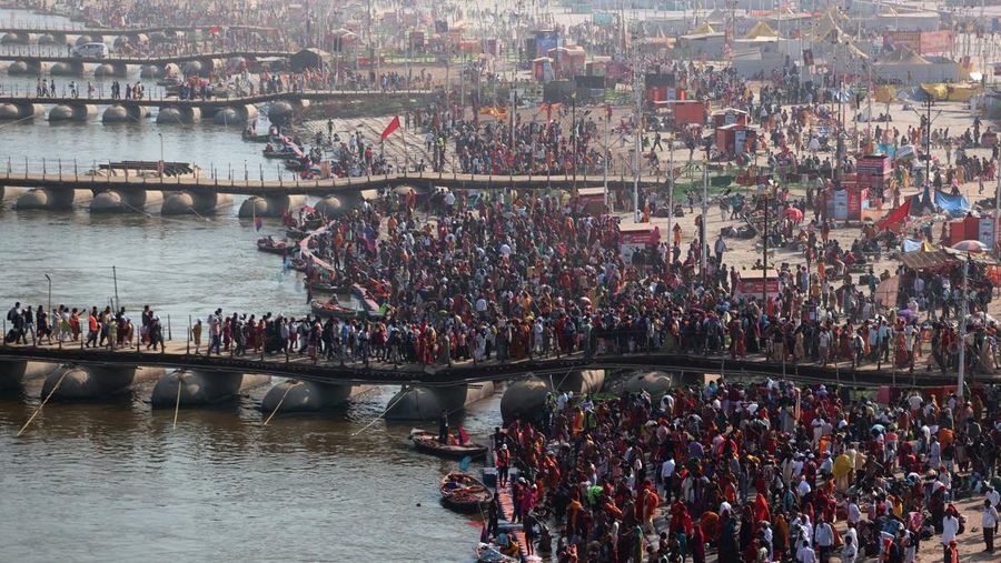 Umat ​​Hindu berkumpul untuk berendam di Sangam, pertemuan sungai Gangga dan Yamuna dengan sungai Saraswati yang tak terlihat, untuk memperingati Maghi Purnima, salah satu hari suci selama 