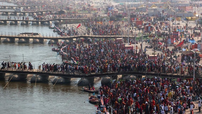 Umat ​​Hindu berkumpul untuk berendam di Sangam, pertemuan sungai Gangga dan Yamuna dengan sungai Saraswati yang tak terlihat, untuk memperingati Maghi Purnima, salah satu hari suci selama 