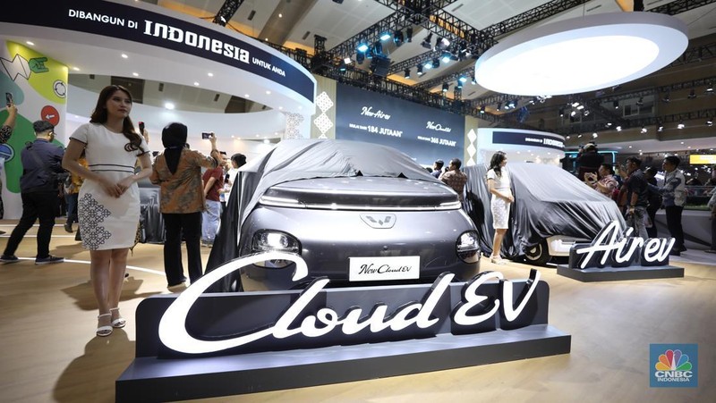 PT Honda Prospect Motor (HPM) resmi meluncurkan mobil listrik pertamanya untuk pasar Indonesia, Honda e:N1 di Indonesia International Motor Show (IIMS) 2025, Jakarta, Kamis (13/2/2025). (CNBC Indonesia/Tri Susilo)