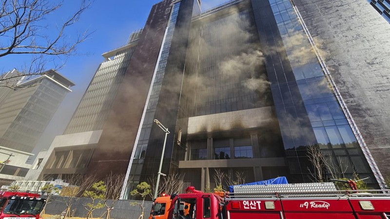 Asap mengepul dari lokasi konstruksi di Busan, Korea Selatan, Jumat, 14 Februari 2025. (Gang Sun-bae/Yonhap via AP)