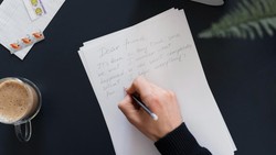 25 Contoh Personal Letter Bahasa Inggris Berbagai Tema dan Terjemahannya