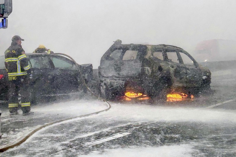 Dalam gambar yang disediakan oleh Kantor Sheriff Multnomah County, petugas menanggapi setelah sebuah kendaraan terbakar di Interstate 84 arah barat pada hari Kamis, 13 Februari 2025, dekat Multnomah Falls, Ore. Dalam gambar yang disediakan oleh Kantor Sheriff Multnomah County, petugas menanggapi setelah sebuah kendaraan terbakar di Interstate 84 arah barat pada hari Kamis, 13 Februari 2025, dekat Multnomah Falls, Ore. (Multnomah County Sheriff's Office via AP)