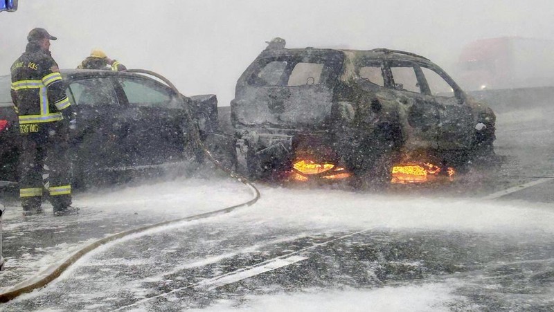 Dalam gambar yang disediakan oleh Kantor Sheriff Multnomah County, petugas menanggapi setelah sebuah kendaraan terbakar di Interstate 84 arah barat pada hari Kamis, 13 Februari 2025, dekat Multnomah Falls, Ore. (Multnomah County Sheriff's Office via AP)