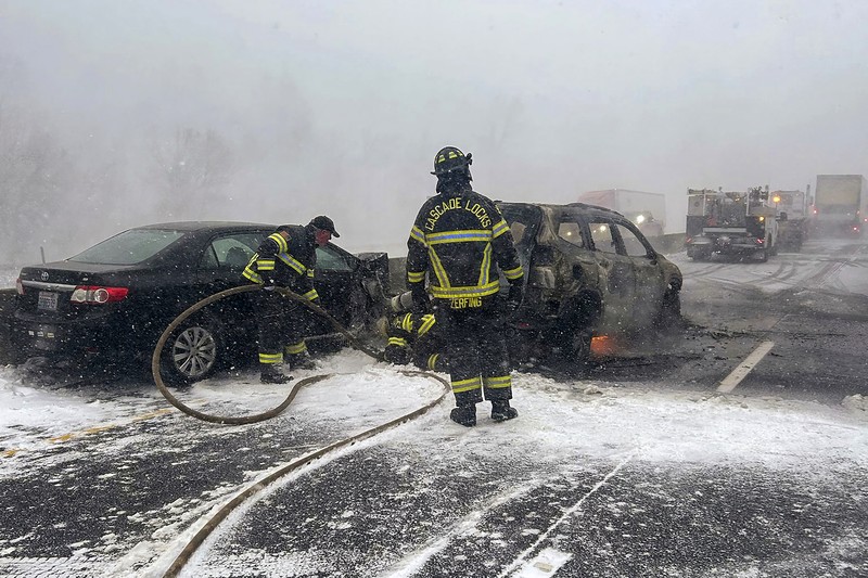 Dalam gambar yang disediakan oleh Kantor Sheriff Multnomah County, petugas menanggapi setelah sebuah kendaraan terbakar di Interstate 84 arah barat pada hari Kamis, 13 Februari 2025, dekat Multnomah Falls, Ore. (Multnomah County Sheriff's Office via AP)