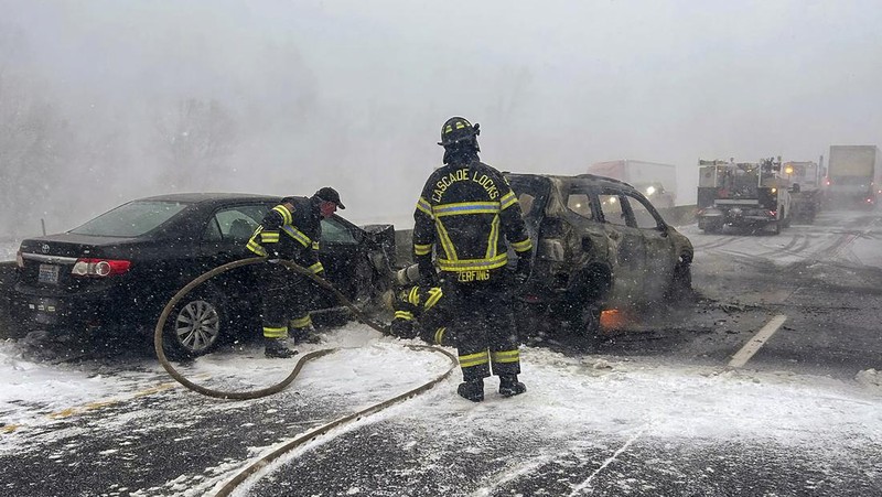 Dalam gambar yang disediakan oleh Kantor Sheriff Multnomah County, petugas menanggapi setelah sebuah kendaraan terbakar di Interstate 84 arah barat pada hari Kamis, 13 Februari 2025, dekat Multnomah Falls, Ore. (Multnomah County Sheriff's Office via AP)