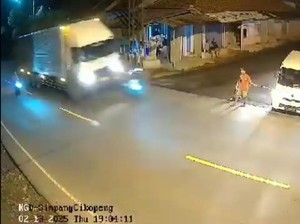 Terekam CCTV, Truk Tronton Seruduk Beat Tewaskan 2 Orang di Banyumas