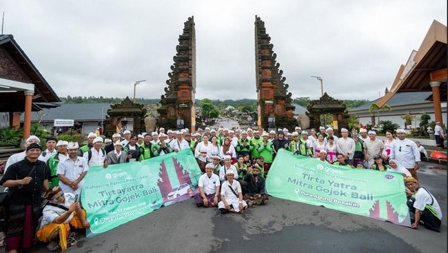 Ratusan Driver Gojek Umat Hindu Ikut Ritual Suci Tirta Yatra