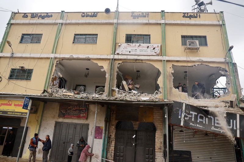 ISRAEL-PALESTINIANS/WEST BANK-AFTERMATH Palestinians remove the rubble from a damaged building in the aftermath of an Israeli raid, in Al-Faraa refugee camp near Tubas, in the Israeli-occupied West Bank, February 12, 2025. REUTERS/Raneen Sawafta