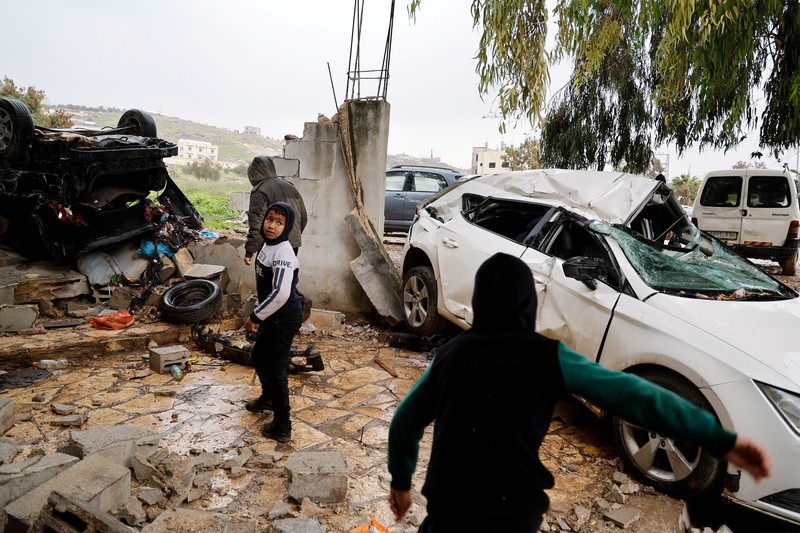 ISRAEL-PALESTINIANS/WEST BANK-AFTERMATH Palestinians remove the rubble from a damaged building in the aftermath of an Israeli raid, in Al-Faraa refugee camp near Tubas, in the Israeli-occupied West Bank, February 12, 2025. REUTERS/Raneen Sawafta