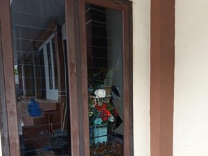 Pria Diduga Gangguan Jiwa Pecahkan Kaca Rumah Pribadi Gubernur Jambi