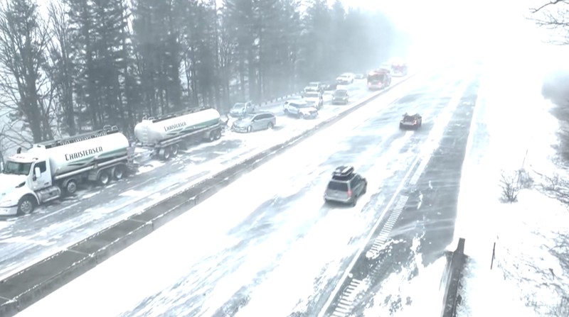 Dalam gambar yang disediakan oleh Kantor Sheriff Multnomah County, petugas menanggapi setelah sebuah kendaraan terbakar di Interstate 84 arah barat pada hari Kamis, 13 Februari 2025, dekat Multnomah Falls, Ore. Dalam gambar yang disediakan oleh Kantor Sheriff Multnomah County, petugas menanggapi setelah sebuah kendaraan terbakar di Interstate 84 arah barat pada hari Kamis, 13 Februari 2025, dekat Multnomah Falls, Ore. (Multnomah County Sheriff's Office via AP)