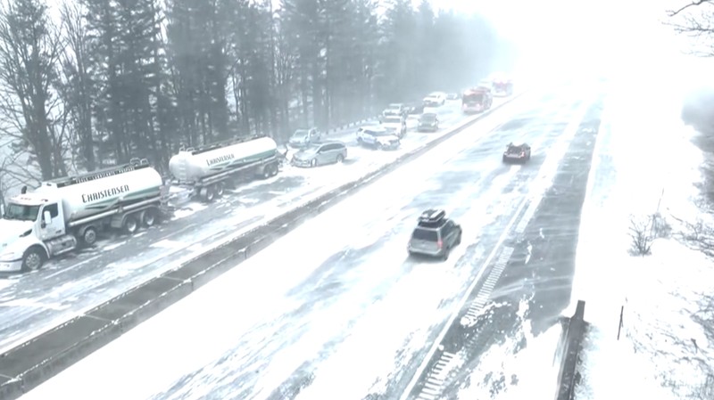 Dalam gambar yang disediakan oleh Kantor Sheriff Multnomah County, petugas menanggapi setelah sebuah kendaraan terbakar di Interstate 84 arah barat pada hari Kamis, 13 Februari 2025, dekat Multnomah Falls, Ore. (Multnomah County Sheriff's Office via AP)