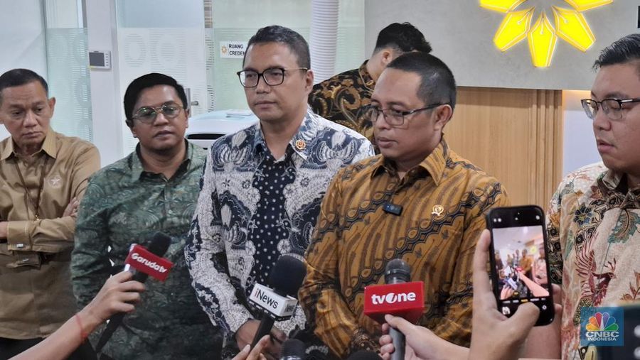 Kepala Komunikasi Kepresidenan Hasan Nasbi memberikan keterangan pers di kantornya, Jakarta, Jumat (14/2/2025). (CNBC Indonesia/Chandra Dwi)