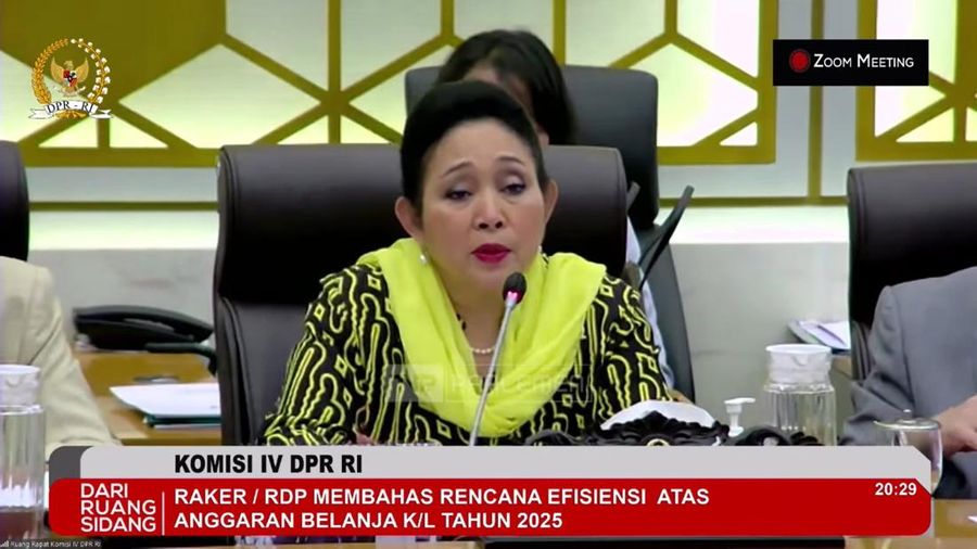 Ketua Komisi IV DPR RI Titiek Soeharto memimpin Rapat Kerja dan Rapat Dengar Pendapat dengan Menteri Pertanian, Menteri Kehutanan, Menteri Kelautan dan Perikanan, Kepala Badan Pangan Nasional, dan Kepala Badan Karantinan Indonesia dengan agenda Rencana efisiensi atas Anggaran Belanja K/L Tahun 2025, Kamis, (13/2/2025). (Tangkapan Layar Youtube DPR RI)