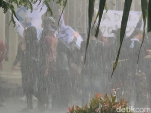 Massa Berkostum Wayang Gelar Aksi Adili Jokowi di Solo