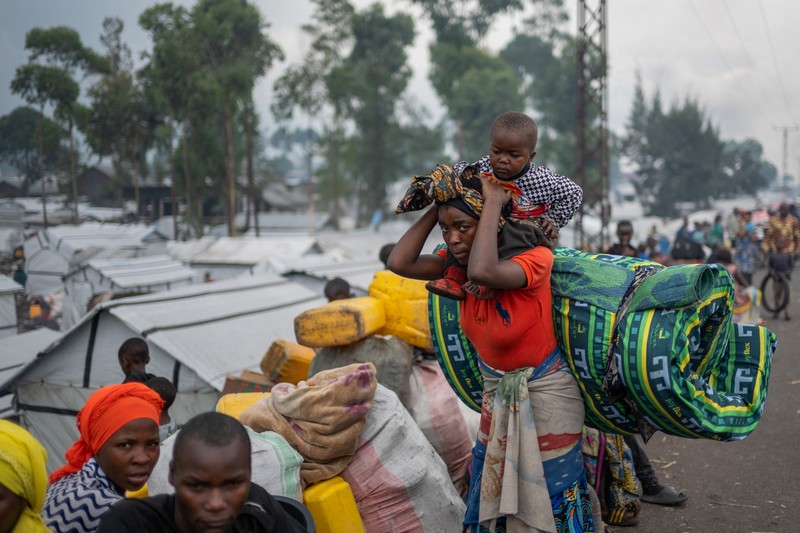 Masyarakat Kongo yang mengungsi akibat bentrokan baru-baru ini antara pemberontak M23 dan Angkatan Bersenjata Republik Demokratik Kongo (FARDC) bersiap meninggalkan kamp dan kembali ke rumah setelah diperintahkan oleh pemberontak M23 untuk mengosongkan kamp di pinggiran Goma, Republik Demokratik Kongo, 12 Februari 2025. (REUTERS/Stringer)