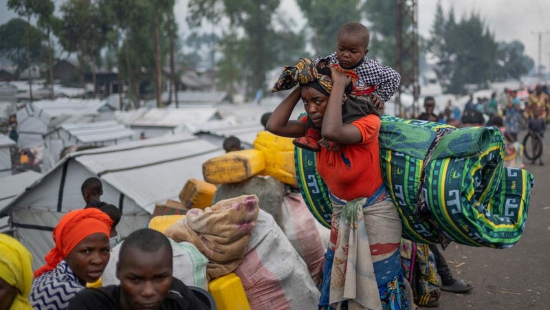 Masyarakat Kongo yang mengungsi akibat bentrokan baru-baru ini antara pemberontak M23 dan Angkatan Bersenjata Republik Demokratik Kongo (FARDC) bersiap meninggalkan kamp dan kembali ke rumah setelah diperintahkan oleh pemberontak M23 untuk mengosongkan kamp di pinggiran Goma, Republik Demokratik Kongo, 12 Februari 2025. (REUTERS/Stringer)