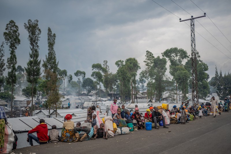 Masyarakat Kongo yang mengungsi akibat bentrokan baru-baru ini antara pemberontak M23 dan Angkatan Bersenjata Republik Demokratik Kongo (FARDC) bersiap meninggalkan kamp dan kembali ke rumah setelah diperintahkan oleh pemberontak M23 untuk mengosongkan kamp di pinggiran Goma, Republik Demokratik Kongo, 12 Februari 2025. (REUTERS/Stringer)