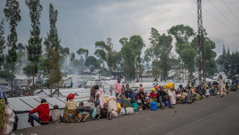 Masyarakat Kongo yang mengungsi akibat bentrokan baru-baru ini antara pemberontak M23 dan Angkatan Bersenjata Republik Demokratik Kongo (FARDC) bersiap meninggalkan kamp dan kembali ke rumah setelah diperintahkan oleh pemberontak M23 untuk mengosongkan kamp di pinggiran Goma, Republik Demokratik Kongo, 12 Februari 2025. (REUTERS/Stringer)