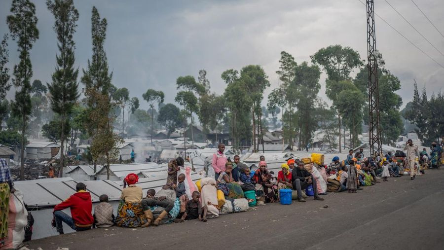 Masyarakat Kongo, yang mengungsi akibat bentrokan baru-baru ini antara pemberontak M23 dan Angkatan Bersenjata Republik Demokratik Kongo (FARDC), bersiap meninggalkan kamp dan kembali ke rumah setelah diperintahkan oleh pemberontak M23 untuk mengosongkan kamp di pinggiran Goma, Republik Demokratik Kongo, 12 Februari 2025. (REUTERS/Stringer)