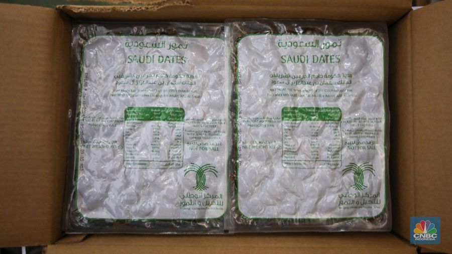 Menjelang bulan suci Ramadan, Raja Salman Bin Abdul Aziz Al Saud memberikan hadiah berupa 100 ton kurma kepada Indonesia.  (CNBC Indonesia/Faisal Rahman)