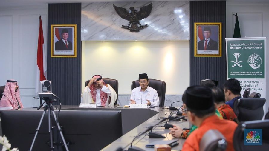 Menjelang bulan suci Ramadan, Raja Salman Bin Abdul Aziz Al Saud memberikan hadiah berupa 100 ton kurma kepada Indonesia.  (CNBC Indonesia/Faisal Rahman)