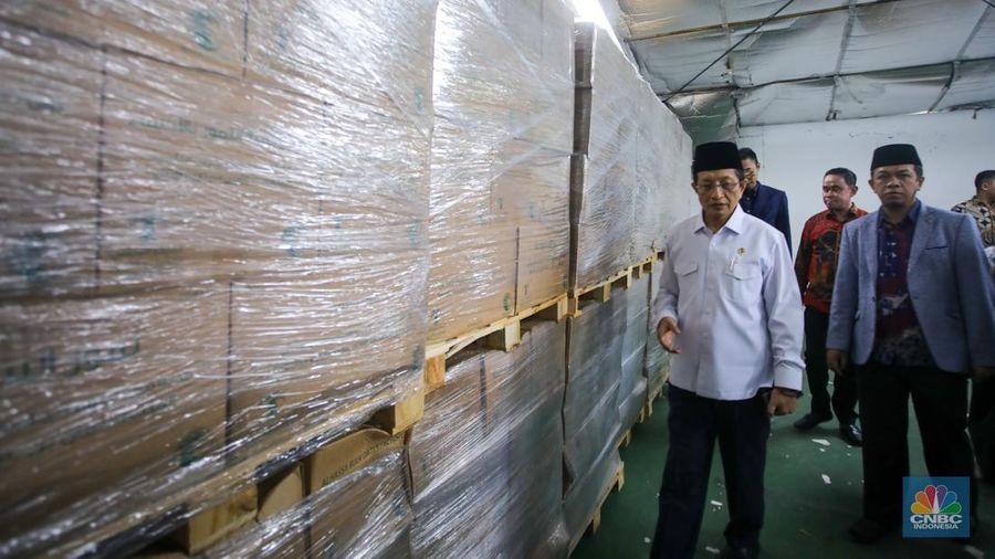 Menjelang bulan suci Ramadan, Raja Salman Bin Abdul Aziz Al Saud memberikan hadiah berupa 100 ton kurma kepada Indonesia.  (CNBC Indonesia/Faisal Rahman)