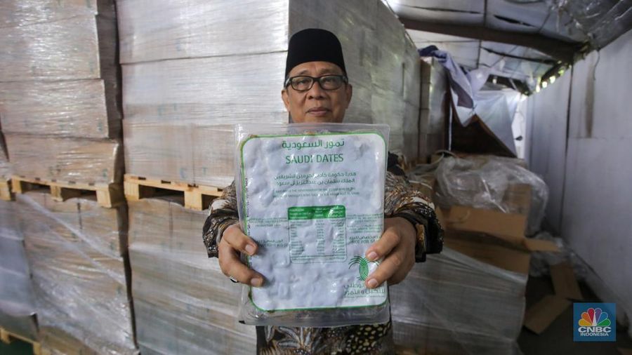 Menjelang bulan suci Ramadan, Raja Salman Bin Abdul Aziz Al Saud memberikan hadiah berupa 100 ton kurma kepada Indonesia.  (վ/Faisal Rahman)