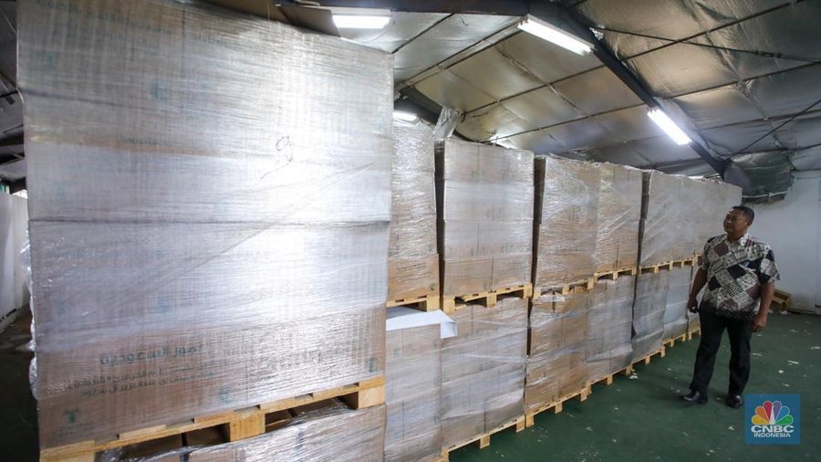 Menjelang bulan suci Ramadan, Raja Salman Bin Abdul Aziz Al Saud memberikan hadiah berupa 100 ton kurma kepada Indonesia.  (CNBC Indonesia/Faisal Rahman)