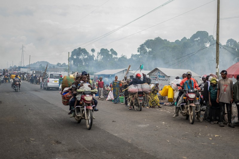Masyarakat Kongo yang mengungsi akibat bentrokan baru-baru ini antara pemberontak M23 dan Angkatan Bersenjata Republik Demokratik Kongo (FARDC) bersiap meninggalkan kamp dan kembali ke rumah setelah diperintahkan oleh pemberontak M23 untuk mengosongkan kamp di pinggiran Goma, Republik Demokratik Kongo, 12 Februari 2025. (REUTERS/Stringer)