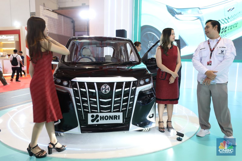PT Honda Prospect Motor (HPM) resmi meluncurkan mobil listrik pertamanya untuk pasar Indonesia, Honda e:N1 di Indonesia International Motor Show (IIMS) 2025, Jakarta, Kamis (13/2/2025). (CNBC Indonesia/Tri Susilo) PT Honda Prospect Motor (HPM) resmi meluncurkan mobil listrik pertamanya untuk pasar Indonesia, Honda e:N1 di Indonesia International Motor Show (IIMS) 2025, Jakarta, Kamis (13/2/2025). (CNBC Indonesia/Tri Susilo)