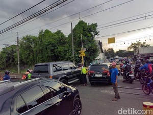 Duka Penjaga Palang Kereta: Kerap Adu Mulut Lawan Pengendara Nekat