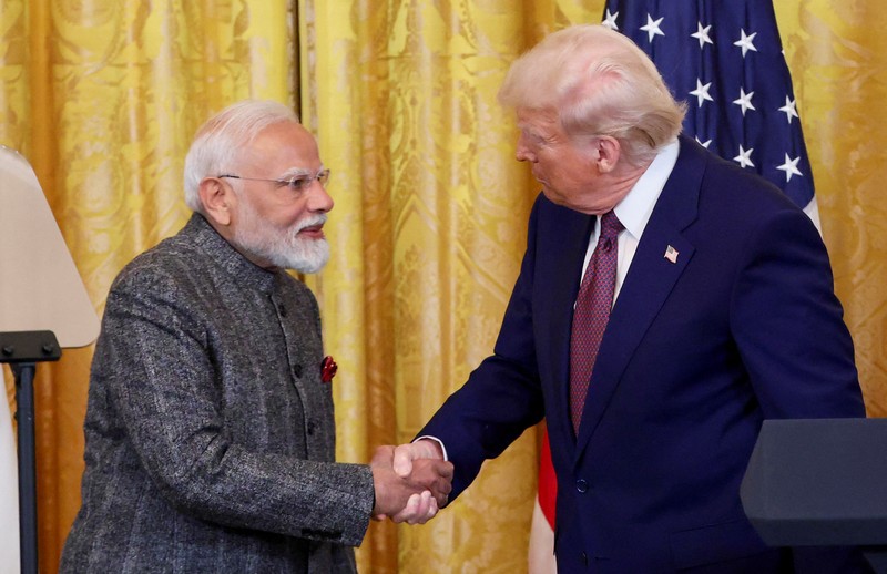Presiden AS Donald Trump dan Perdana Menteri India Narendra Modi berjabat tangan saat menghadiri konferensi pers bersama di Gedung Putih di Washington, D.C., AS, 13 Februari 2025. (REUTERS/Kevin Lamarque)