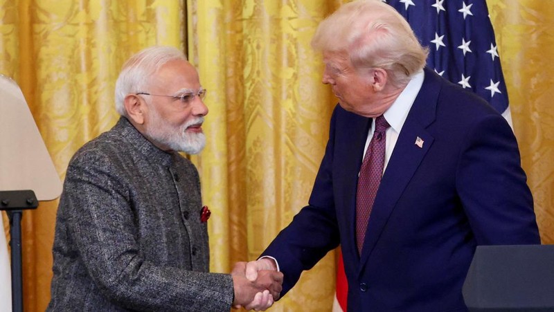 Presiden AS Donald Trump dan Perdana Menteri India Narendra Modi berjabat tangan saat menghadiri konferensi pers bersama di Gedung Putih di Washington, D.C., AS, 13 Februari 2025. (REUTERS/Kevin Lamarque)